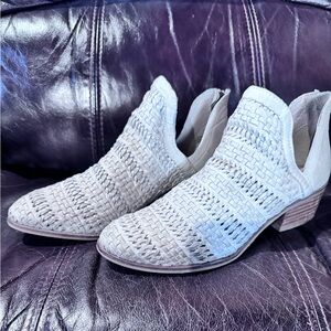 Size 6.5M. Woven White Ankle Boots